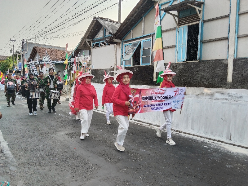 SEMARAK: Suasana karnaval Kelurahan Baledono, Purworejo, Minggu (27/8), berhasil menyedot perhatian masyarakat untuk menonton. (JIHAN ARON VAHERA/RADAR PURWOREJO)