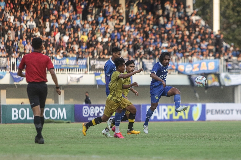 KUAT: PSIM Jogja menumbangkan Persekat Tegal dengan skor 1-0 saat laga uji coba di Stadion Mandala Krida, Minggu (27/8). (Elang Kharisma Dewangga/Radar Jogja)