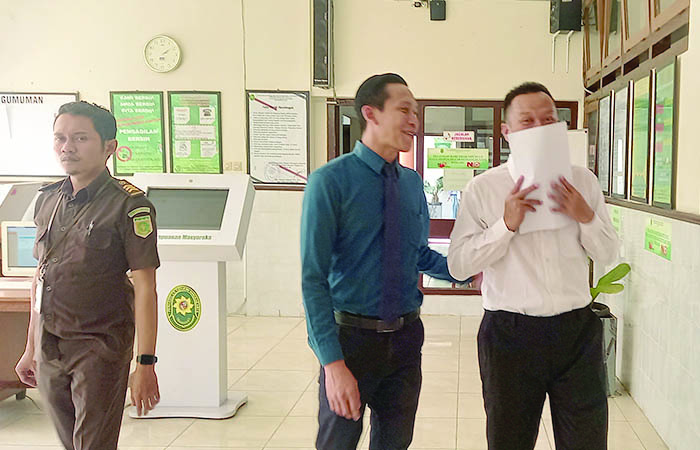 Agus Santosos dan Layung Purnomo saat dihadirkan menjadi saksi dalam sidang Robinson Saalino.