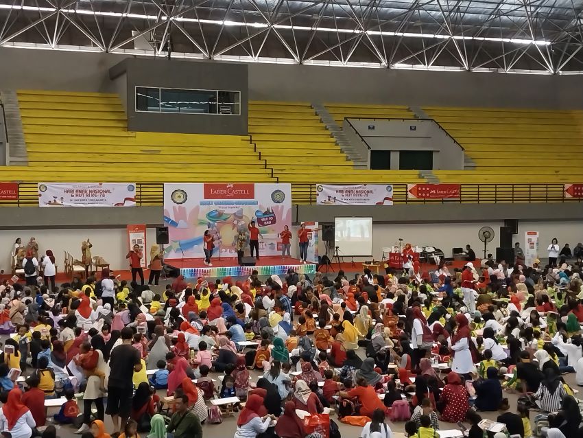 Ribuan Anak dan salah satu orangtuanya mengikuti lomba mewarnai di GOR Amongrogo Jogja / Wulan Yanuarwati  - Radar Jogja