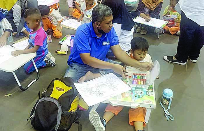 BERHARAP IBU DATANG: Suasana lomba mewarnai yang diikuti 1.001 siswa-siswi TK se-Kota Jogja di GOR Among Rogo, Jogja, kemarin (28/8).