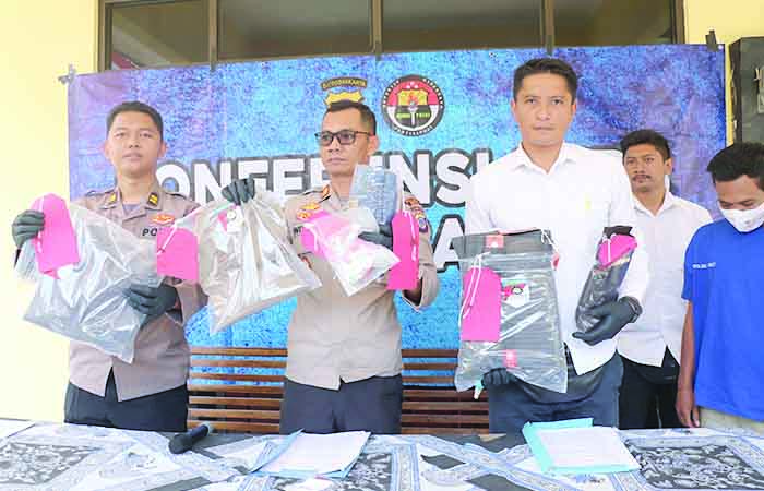 KOMPLOTAN: Polisi memperlihatkan barang bukti beberapa potong celana panjang yang dicuri tersangka RHK dan NY dari Toko WS, Jalan Imogiri Timur Km 12, Wonokromo, Pleret, Bantul.&nbsp;&nbsp;
