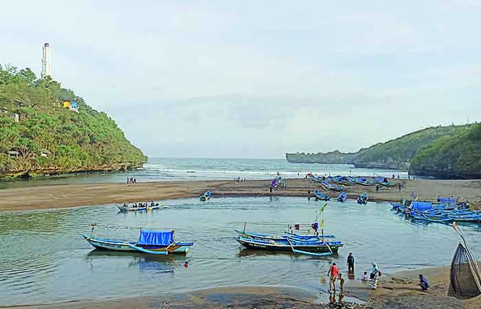 WISATA ANDALAN &ndash; Wisawatan menikmati keindahan alam di kawasan Pantai Baron wilayah Kalurahan Kemadang, Kapanewon Tanjungsari.