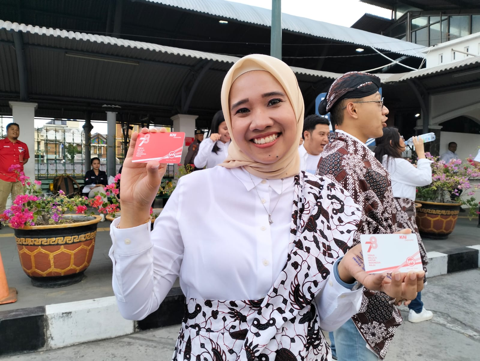 MUDAH: KAI Commuter mengenalkan KMT sebagai integrasi pembayaran bagi pengguna KAI Commuter. (Fahmi Fahriza/Radar Jogja)
