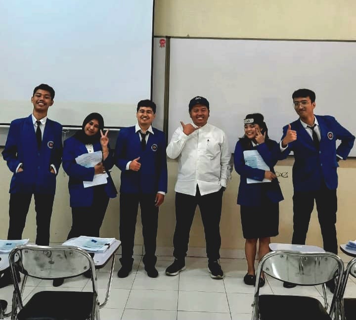 COACHING: Widi Fajar Widyatmoko usai menguji skripsi mahasiswa. (Dok pribadi)