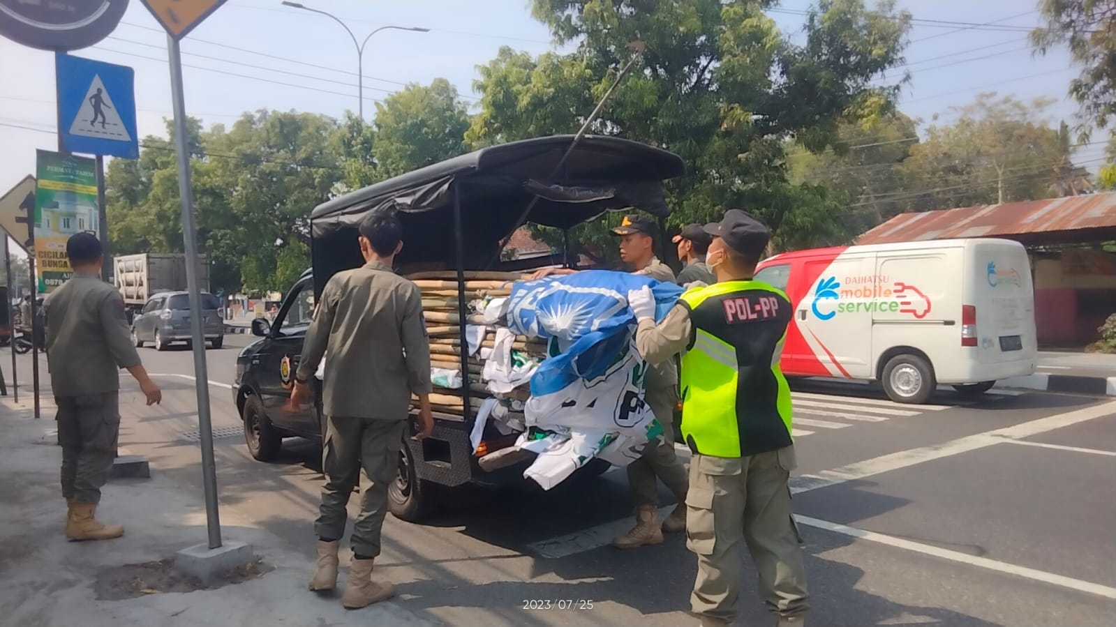 TEGAS: Personel Satpol-PP Sleman saat melakukan penertiban atribut parpol yang membahayakan pengguna jalan. (Dok Satpol-PP Sleman)