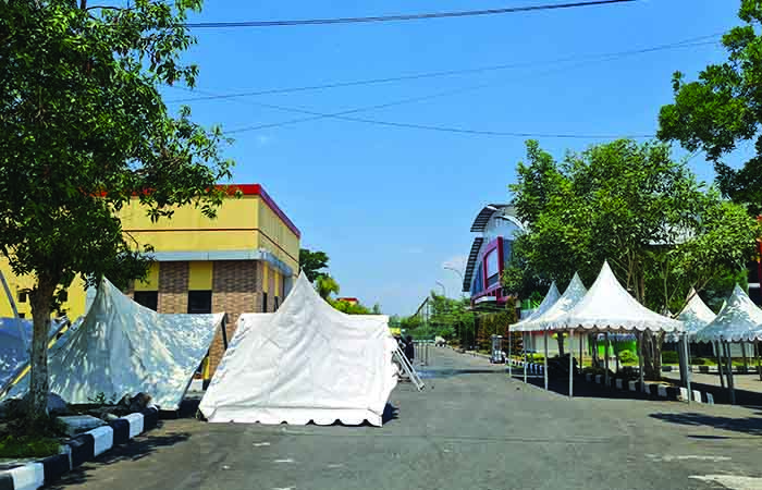 PERSIAPAN: Beberapa stan untuk UMKM mulai dibangun pada pagelaran Pasar Raya Magelang (PRM), 1-10 September mendatang.