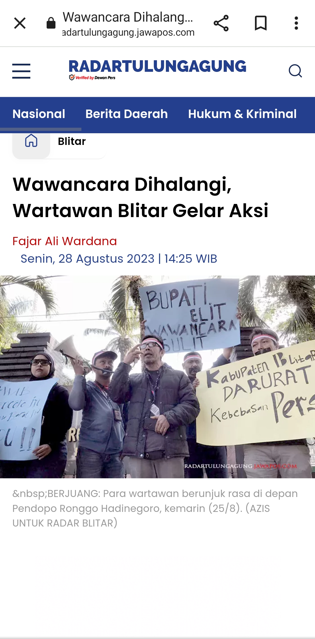 JANGAN DIKEBIRI: Wartawan Blitar Raya berujuk rasa perjuangkan kebebasan pers  di Kota Plokamator, Jumat (25/8/2023). (AZIS UNTUK RADAR BLITAR)
