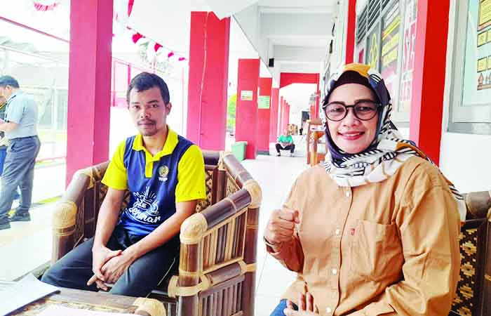 SIAP TERIMA HUKUMAN: Sri Karyani saat menjenguk kliennya Heru Prastiyo di Lapas Cebongan.