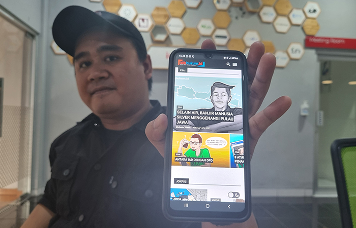 INOVATIF: Pimpinan redaksi klikhukum.id Pundi Pangestu saat menunjukkan website Klikhukum.id yang membahas topik hukum dengan pendekatan riang dan lucu.