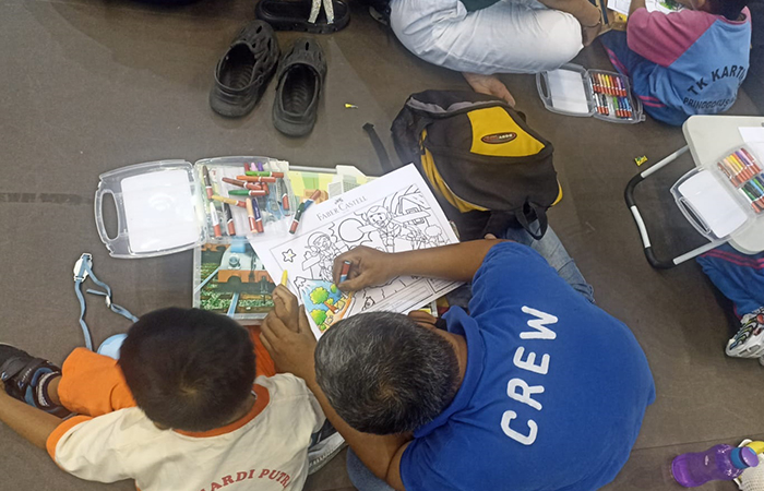 KERJA SAMA: Orang tua saat mendampingi anak dalam lomba mewarnai di GOR Amongrogo Jogja kemarin (28/8).