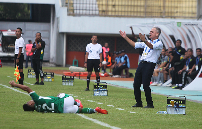 Ekspresi pelatih PSS Sleman Marian Mihail saat timnya bertanding melawan Persebaya dalam pertandingan Liga 1, di Maguwoharjo International Stadium (MagIS), kemarin (26/8).