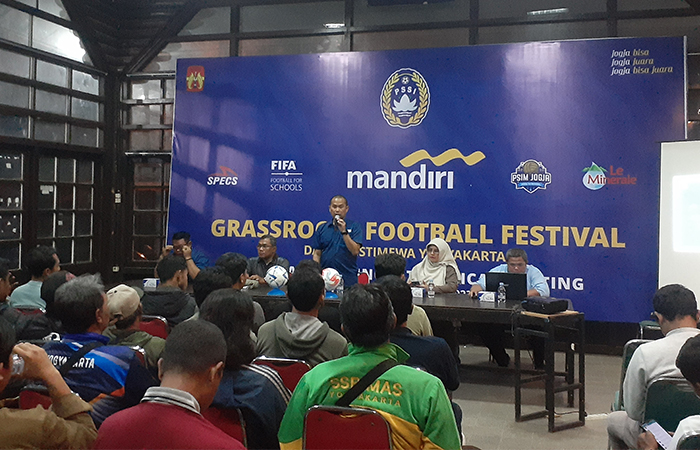 SIAP DIGELAR: Ketua Asprov PSSI DIJ Dessy Arfianto memberikan keterangan saat technical meeting kepada para peserta yang akan mengikuti Grassroot Football Festival.&nbsp;