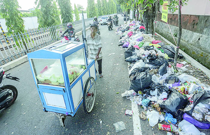 SAMPAH: Pj Wali Kota Jogja Singgih Raharjo saat Jumpa Pers di Ruang Yudistira Balai Kota Jogja, kemarin (28/8).&nbsp;