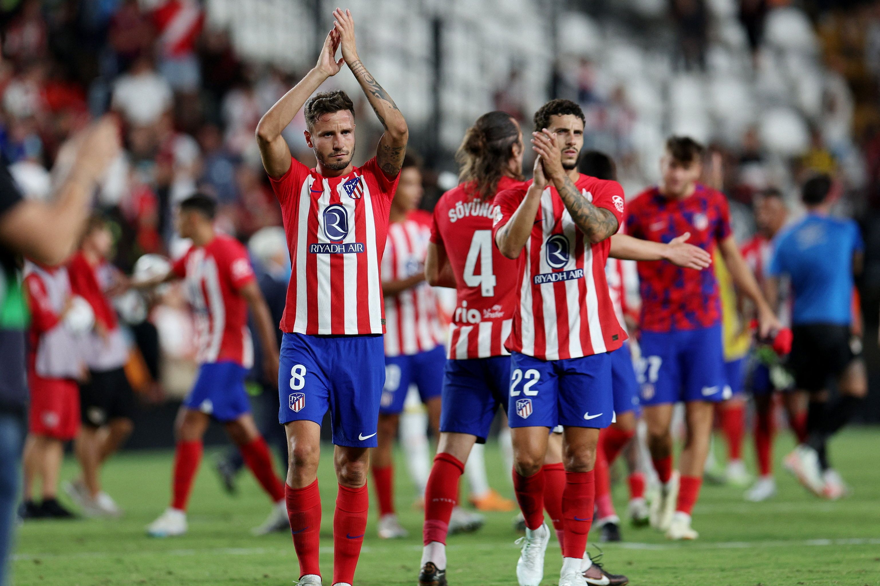 Pemain Atletico Madrid Saul Niguez and Mario Hermoso memberikan tepuk tangan kepada fans usai laga