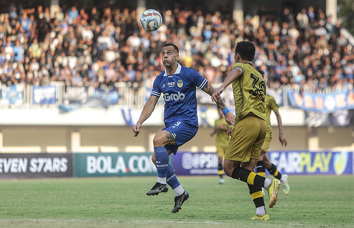 TUNGGU PERMAINAN TERBAIK: Alexander Rakic dimasukkan di babak kedua dalam laga uji coba sekaligus launching team menghadapi Persekat tegal di Stadion Mandala Krida, Minggu (27/8/23).