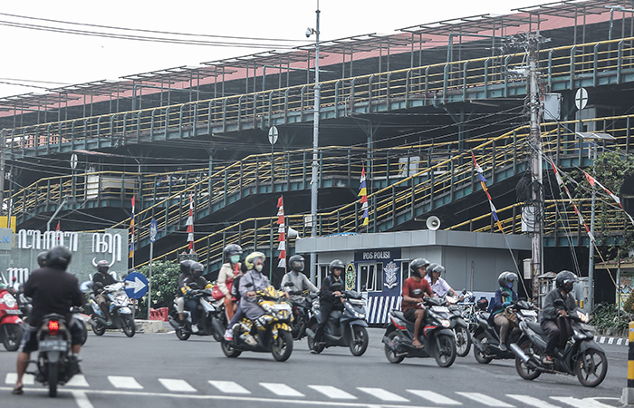 RAMAI: Pengendara motor melintas di salah satu kawasan ramai di Kota Jogja di dekat Taman Parkir Abu Bakar Ali. ELANG KHARISMA DEWANGGA/RADAR JOGJA