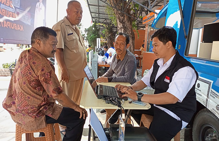 ANTUSIAS: Warga berbondong-bondong mendatangi layanan Disdukcapil Kebumen untuk perubahan data adminduk Selasa (29/8/23).M Hafied/Radar Kebumen