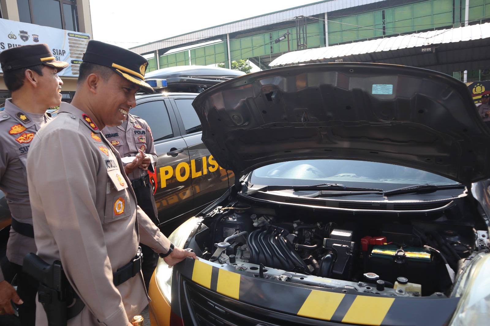 CEPAT: Kapolres Purworejo AKBP Victor Ziliwu meninjau kendaraan bermotor dinas yang akan dipakai personel ke desa-desa di Mapolres Purworejo Selasa (29/8). Dok Polres Purworejo)