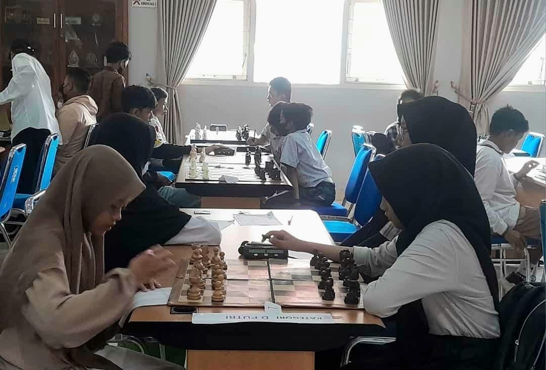 PERTAMA: Syahelda Rindu (kanan) saat berkompetisi catur. (Dok MTsN 3 Sleman)