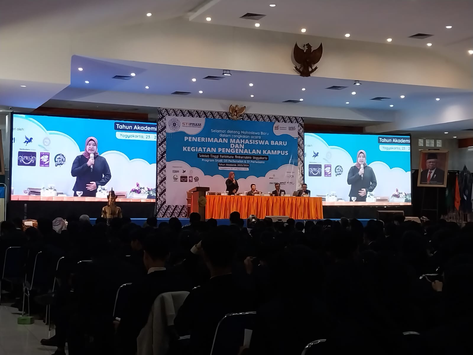 PERTAMA: Kuliah perdana di Sekolah Tinggi Pariwisata Ambarrukmo (STIPRAM) Jogja, Selasa (29/8/2023)  (Wulan Yanuarwati/Radar Jogja)