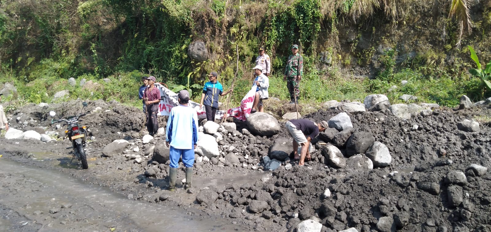 AKSI DAMAI: Para warga Kecamatan Srumbung secara tegas menolak aktivitas penambangan di wilayahnya. Terutama di aliran Sungai Bebeng. (Istimewa)