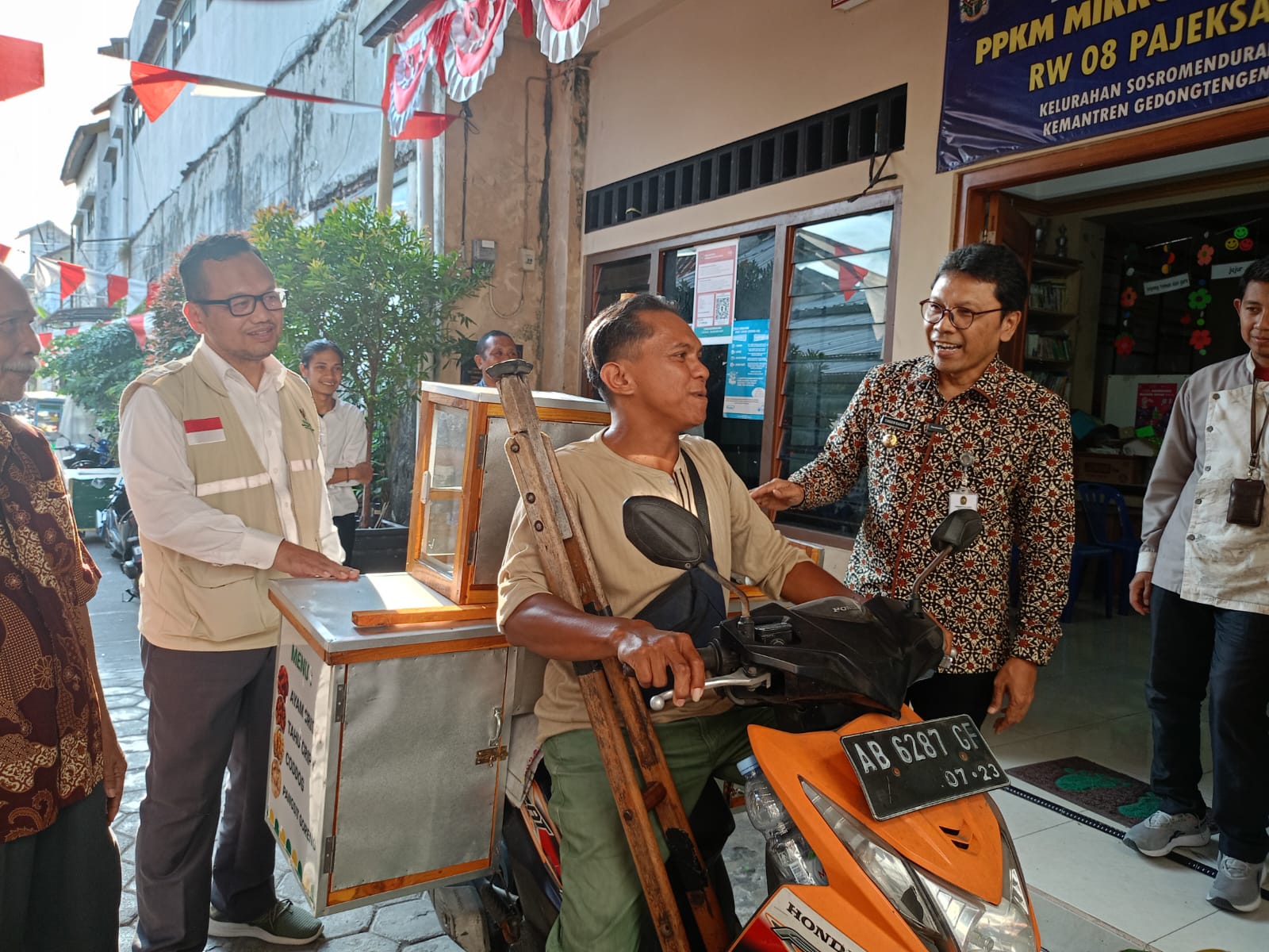 HALAL: Pj Wali Kota Jogja Singgih Raharjo saat memberikan bantuan peralatan berdagang bagi penyandang disabilitas di Kampung Pajeksan, Selasa (29/8). (Alfi Annissa Karin/Radar Jogja)