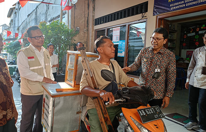 PEDULI: PJ Wali Kota Jogja Singgih Raharjo saat memberikan bantuan peralatan berdagang bagi penyandang disabilitas di Kampung Pajeksan, Selasa (29/8/23).Alfi Annissa Karin/ Radar Jogja