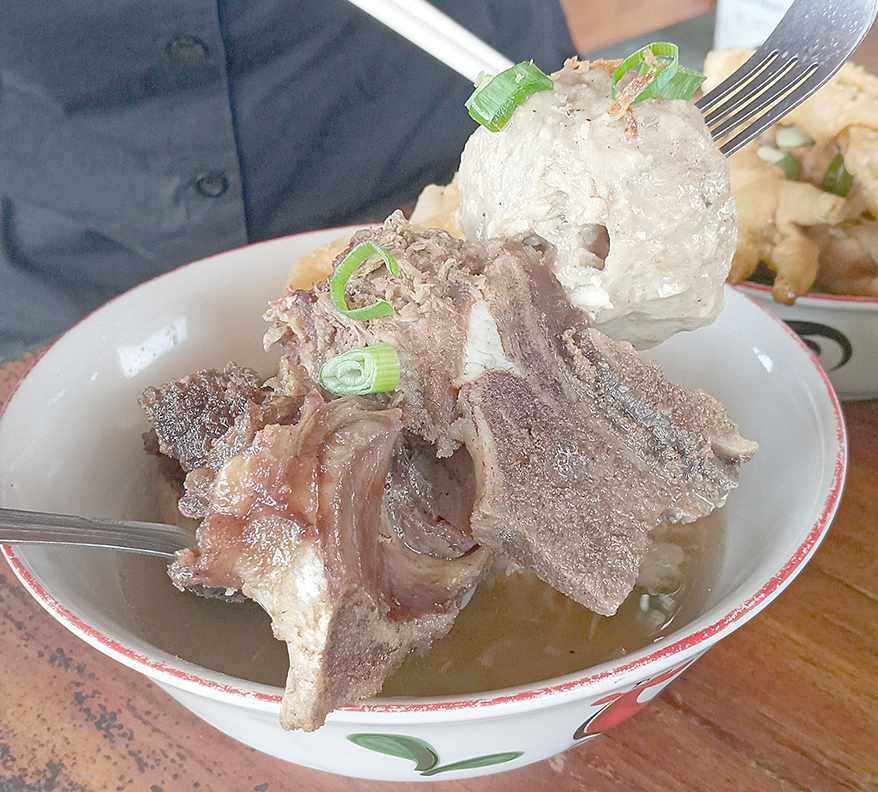 MAU nyoba bakso dengan sensasi rasa yang beda ..? coba saja bakso sumsum di outlet BAKSO SUMSUM MERAPI yang berada di Ploso Kuning IV, Minomartani, Ngaglik, Sleman.