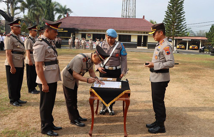 RESMI: Kapolresta Magelang memimpin upacara serah terima jabatan dan pengambilan sumpah jabatan lima perwira di wilayah hukum Polresta Magelang.Humas Polresta Magelang