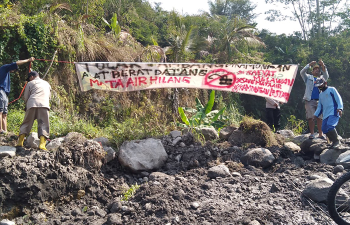 AKSI DAMAI: Para warga Kecamatan Srumbung secara tegas menolak aktivitas penambangan di wilayahnya. Terutama di aliran Sungai Bebeng.ISTIMEWA