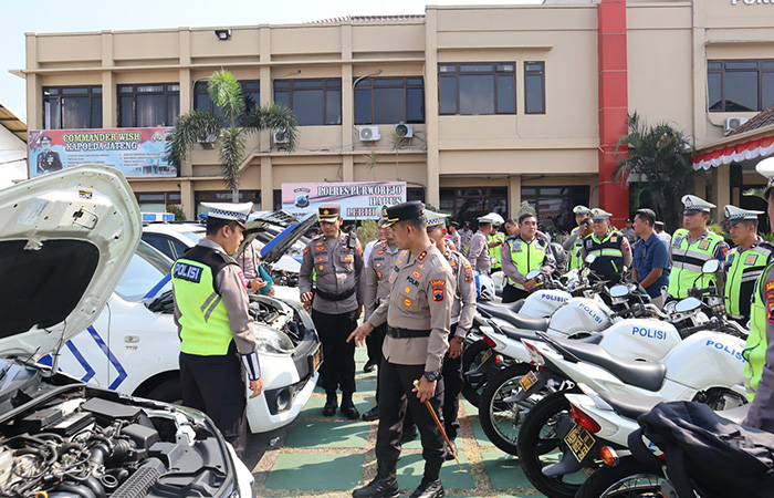 BERSIAP: Kapolres Purworejo AKBP Victor Ziliwu saat meninjau kendaraan bermotor dinas di Mapolrea Purworejo Selasa (29/8/23).DOK. POLRES PURWOREJO&nbsp;