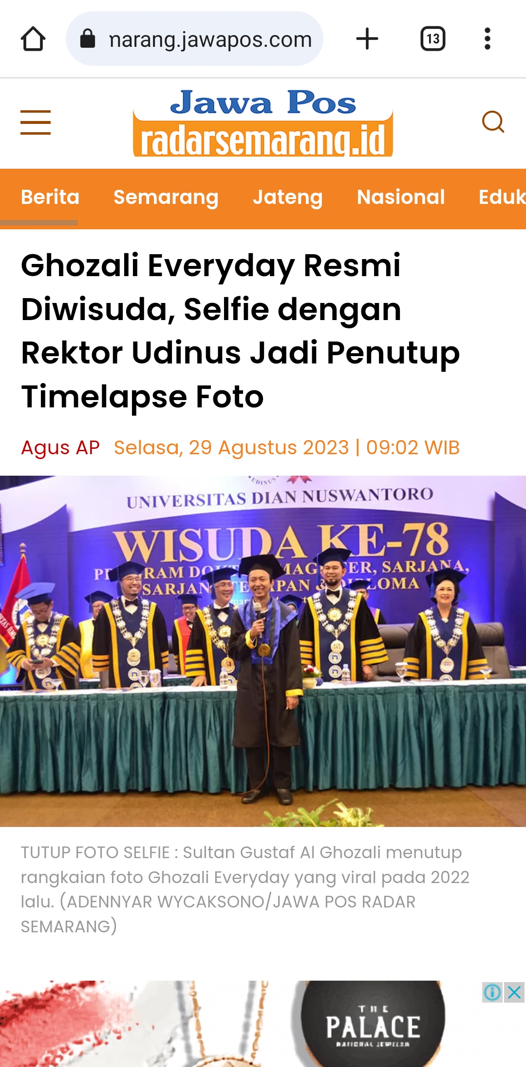 Sultan Gustaf Al Ghozali atau Ghozali Everyday diwisuda, Kamis (23/8/2023). Ia lulus D4 Universitas Dian Nusawantoro (Udinus) Semarang.  (ADENNYAR WYCAKSONO /JAWA POS RADAR SEMARANG)
