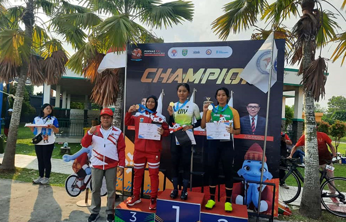 PRESTASI Shafa Al Zahra saat naik podium meraih medali emas nomor 500 meter time trial Popnas 2023 di Palembang, Selasa (29/8/23).Saifudin Abdi untuk Radar Jogja