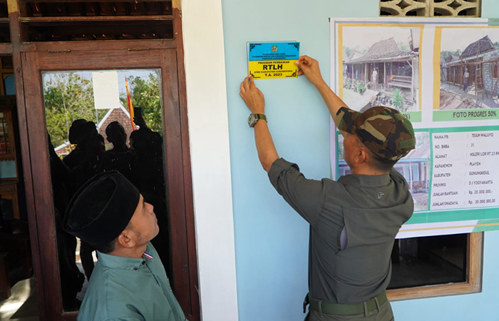 ANTRE - Bupati Gunungkidul Sunaryanta menempel stiker saat meresmikan perbaikan RTLH wilayah Ngleri, Playen.