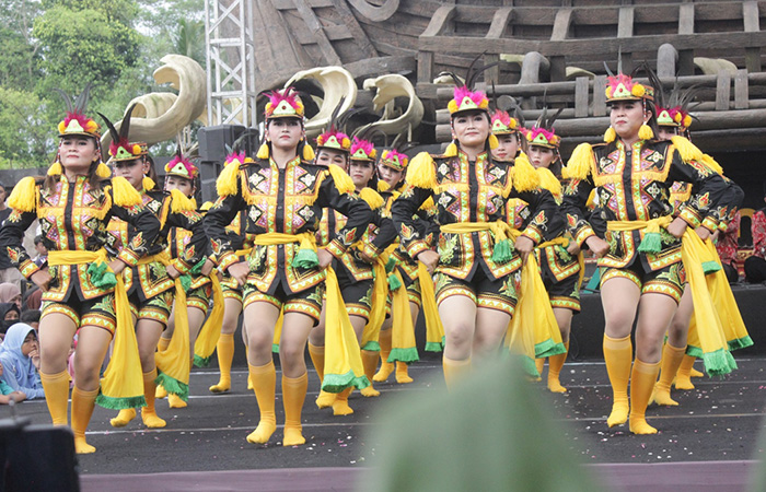 RANCAK: Tim duta seni Kabupaten Purworejo dengan Tari Dolalak saat tampil &nbsp;dalam event Parade Budaya Perbatasan di Gerbang&nbsp;Samudra&nbsp;Raksa.ISTIMEWA