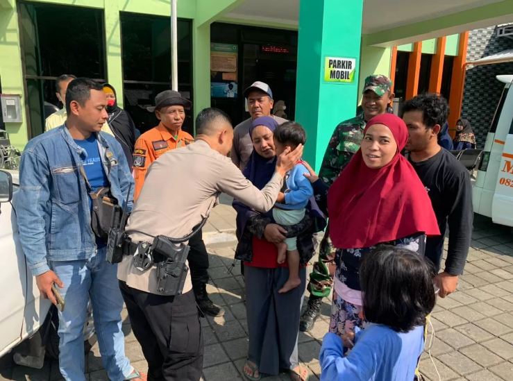 TANGIS BAHAGIA: Pertemuan ibu dan balitanya setelah hilang 18 jam dan ditemukan di Hutan Pinas Perhutani dalam keadaan selamat. (ISTIMEWA)