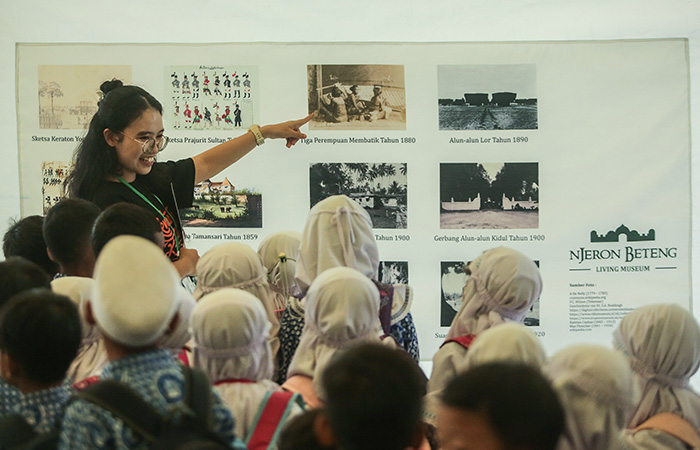 SEJARAH: Njeron Beteng living museum di Pendapa Ndalem Pakuningratan di kawasan Ngasem kemarin (30/8).ELANG KHARISMA/RADAR JOGJA