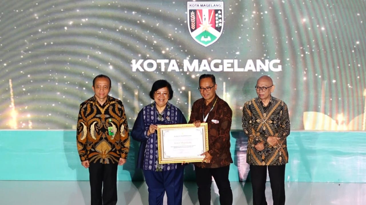 PRESTASI: Wali Kota Magelang saat menerima penghargaan Nirwasita Tantra 2022 di Gedung Manggala Wanabakti kantor KLHK, Jakarta, Selasa (29/8/2023). (Prokompim Kota Magelang)