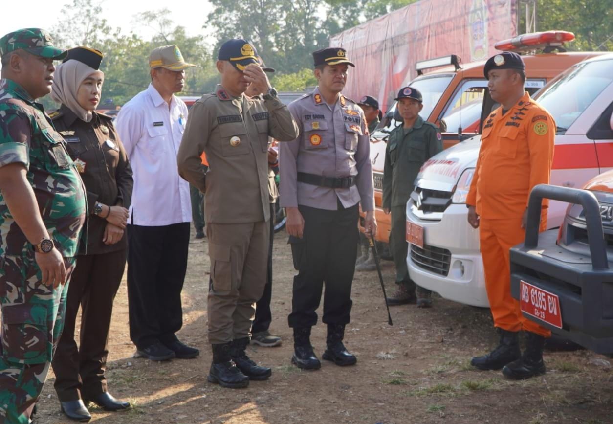 TANGGUNG JAWAB: Bupati Gunungkidul Sunaryanta memimpin apel siaga darurat kekeringan di Lapangan Kesatrian Wonosari Rabu (30/8).