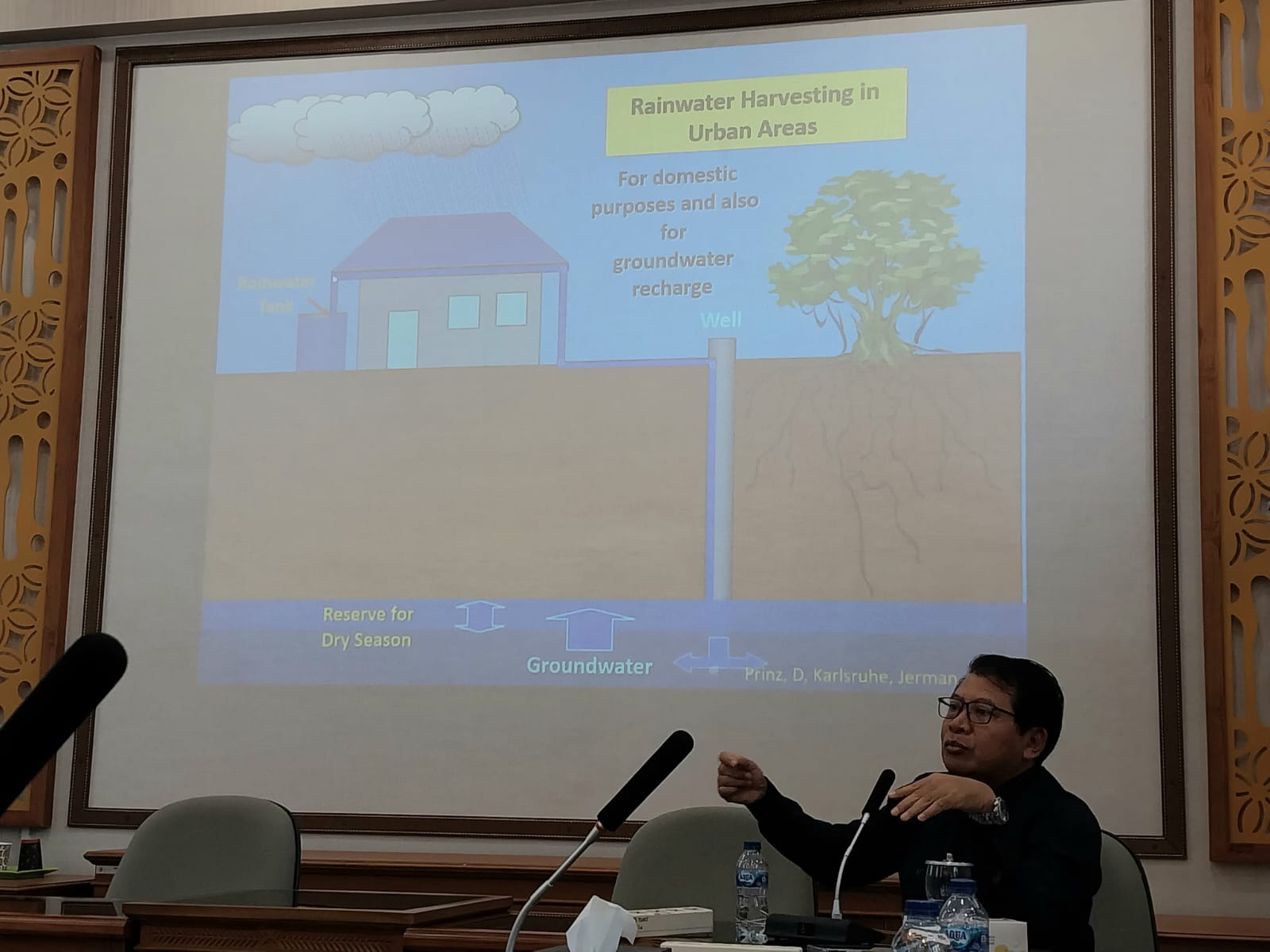 METODE: Admin Gerakan Memanen Hujan Indonesia (GMHI) Agus Maryono saat menjelaskan metode memanen air hujan di UGM Jogja, Rabu (30/8/2023). (Wulan Yanuarwati/Radar Jogja)