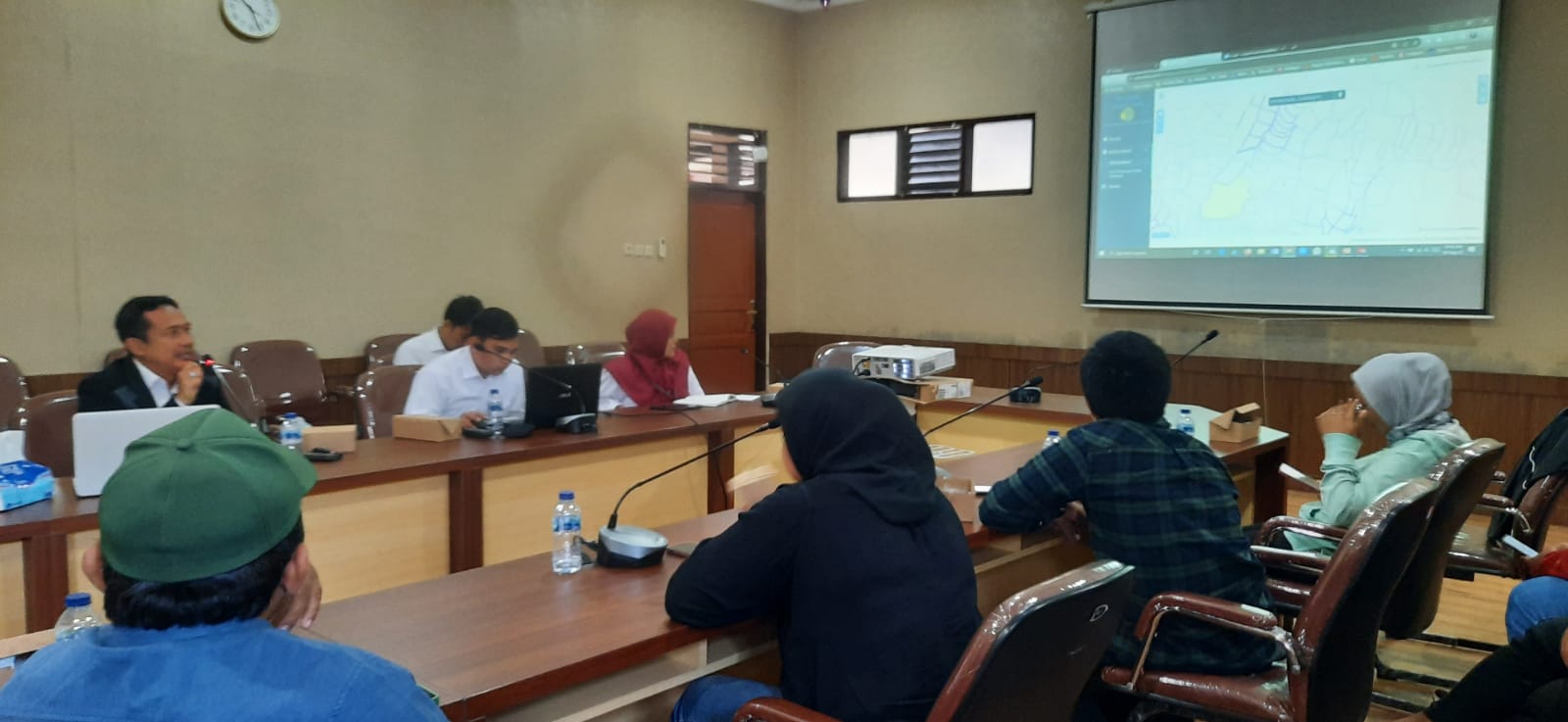 DIPERMUDAH: Pejabat di lingkungan Kantor Pertanahan Kabupaten memaparkan program Plotting si Gundul Rabu (30/8)