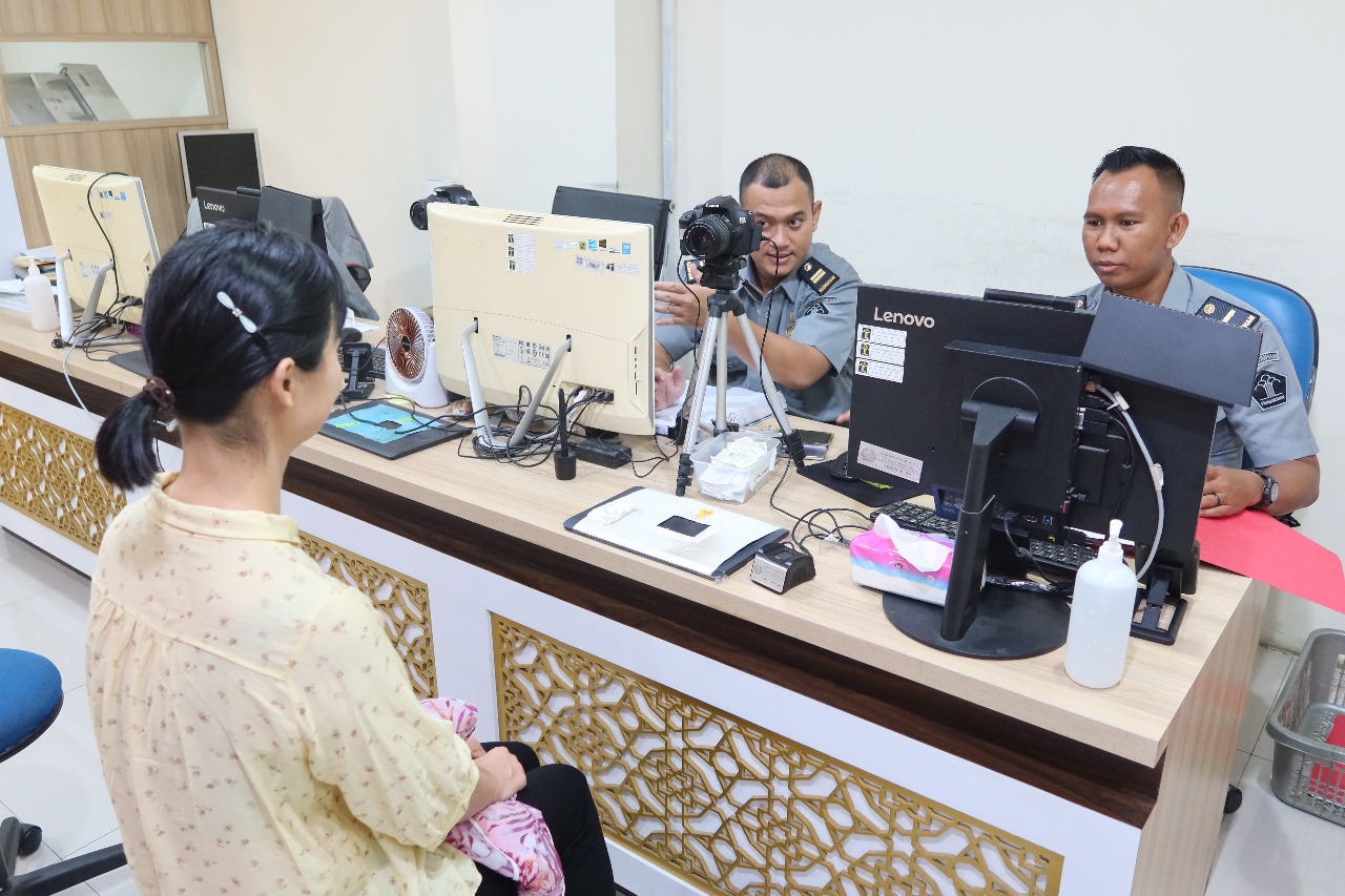 PELAYANAN: Direktorat Jenderal Imigrasi resmi menerbitkan surat edaran (SE) nomor IMI-GR.01.01-0252 yang menegaskan prosedur permohonan pembuatan paspor tarif nol rupiah. (ISTIMEWA)