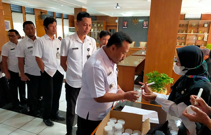 JALANI TES: ASN di lingkungan Pemerintah Kabupaten (Pemkab) Magelang saat mengikuti tes urine yang dilakukan oleh Kesbangpol yang bekerja sama dengan BNNK Magelang.Prokompim Setda Kabupaten Magelang