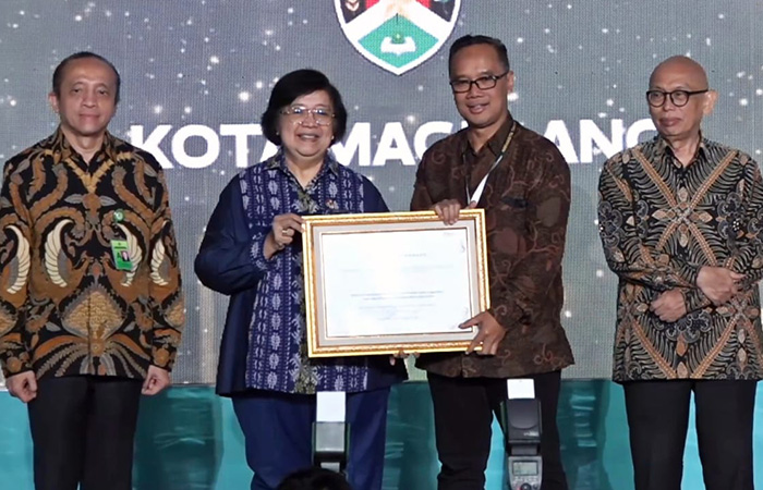 PRESTASI: Wali Kota Magelang saat menerima penghargaan Nirwasita Tantra 2022 di&nbsp;Gedung Manggala Wanabakti kantor KLHK, Jakarta, Selasa (29/8/23).Prokompim Kota Magelang