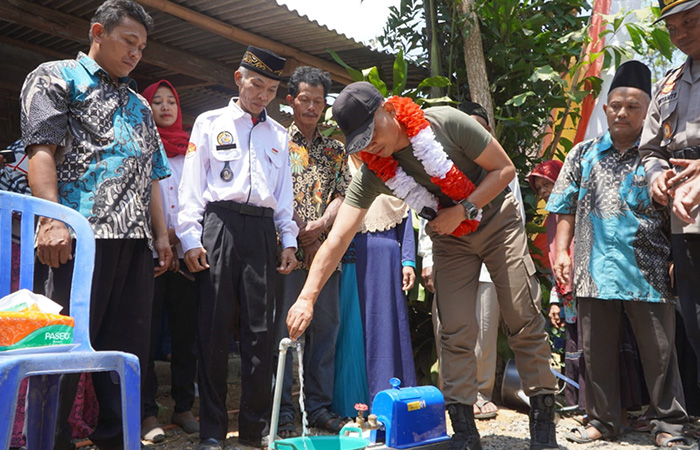 TINGGAL PUTAR: Bupati Gunungkidul Sunaryanta meresmikan bantuan program&nbsp;Pansimas di Kalurahan Pengkok, Kapanewon Patuk Rabu (30/8/23).DOKUMENTASI DISKOMINFO GUNUNGKIDUL&nbsp;