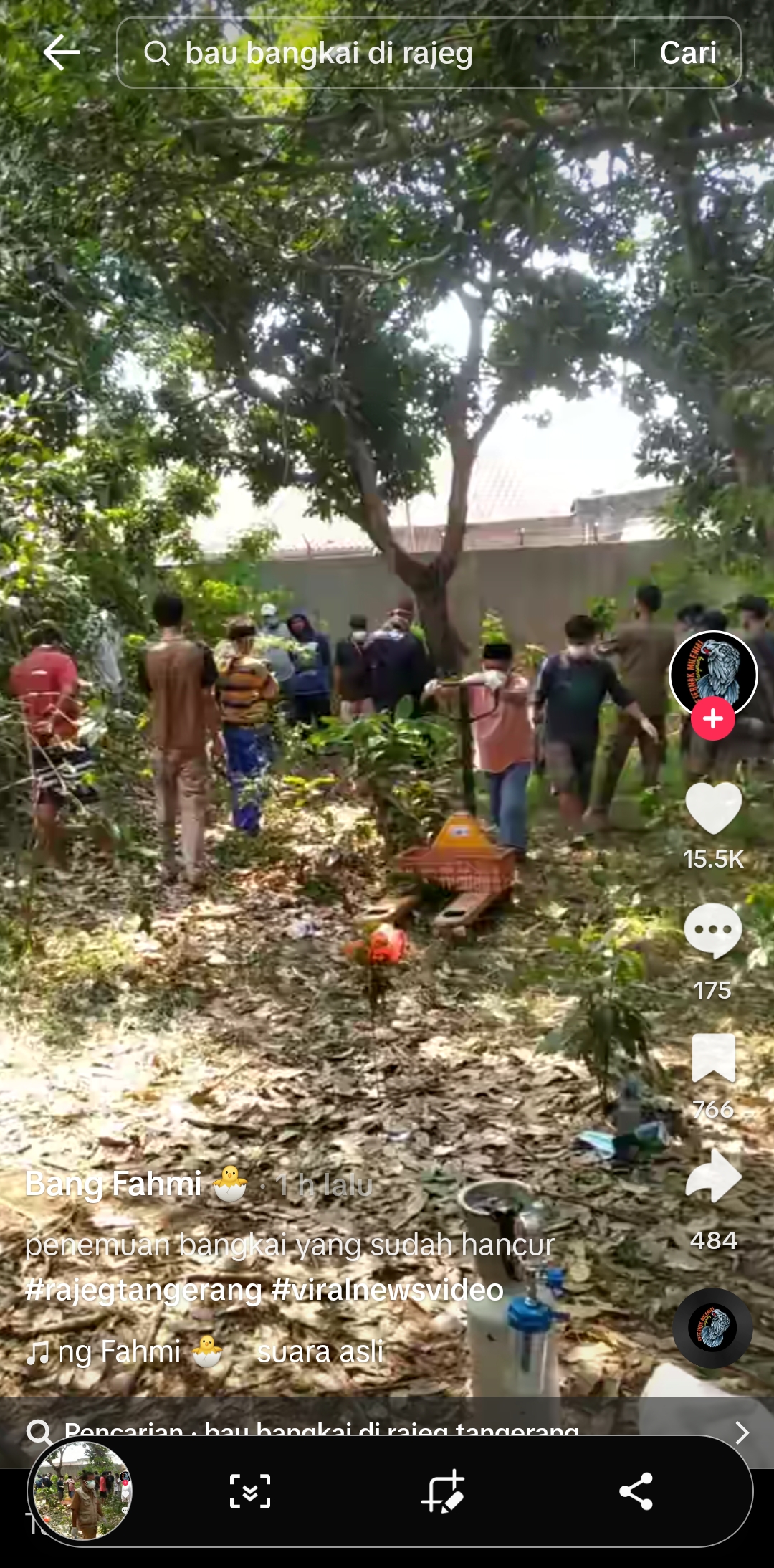 VIRAL: Warga berbondong - bondong mendatangi lokasi sumber bau di sebuah kebun tak terawat. (Tangkapan Layar Akun Tiktok Bang Fahmi)