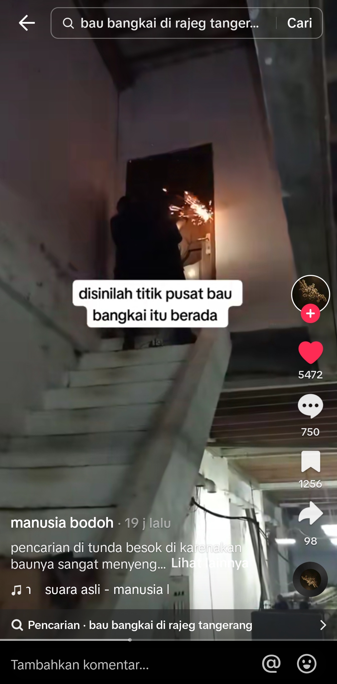 VIRAL: Warga berusaha membuka ruangan sumber bau di lantai dua bangunan kosong, depan SD Rajek 1, Tangerang. (Tangkapan Layar Akun Tiktok Manusia Bodoh)