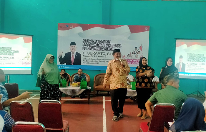 JOGED: Anggota Komisi IX DPR RI Sukamto mengadakan sosialisasi pencegahan stunting di gedung Serbaguna Banyumeneng, Gamping, Sleman, Rabu (30/8).