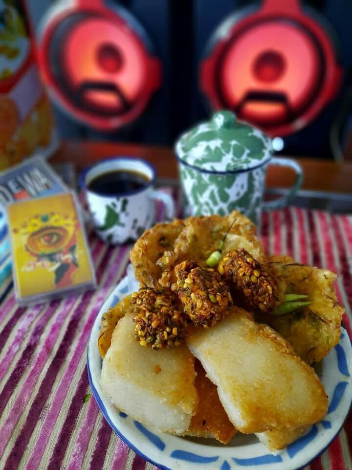SIAP SANTAP: Jadah goreng dinikmati bersama bakwan dan tempe goreng serta nyruput kopi, ah mantap. (Pinterest)